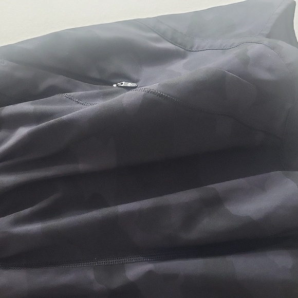 Great condition lululemon running shorts - Picture 2 of 4